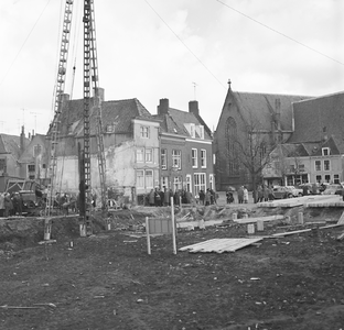 42030 Sanering van de binnenstad op 15 mei 1962, na afbraak van huizen in de Lange Zelke en de noordzijde van de Oude ...