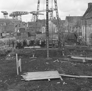 42031 Sanering van de binnenstad op 15 mei 1962, na afbraak van huizen in de Lange Zelke en de noordzijde van de Oude ...