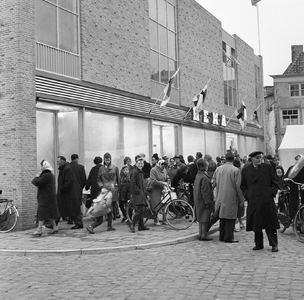 42054 Opening van het nieuwe warenhuis van de Hema aan de Oude Markt - Lange Zelke. Op de voorgrond: burgemeester mr. ...