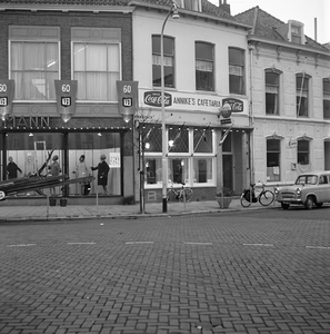 42055 Aagje Dekenstraat 1 (warenhuis Vroom & Dreesman), Aagje dekenstraat 3 (Annike's cafetaria) en Aagje Dekenstraat 5 ...