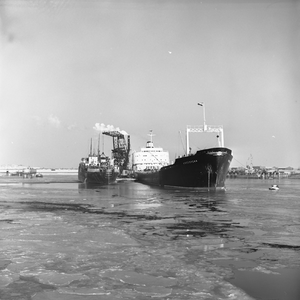 42063 Gezicht op de Buitenhaven tijdens de strenge winter van 1962-1963