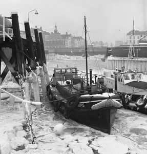 42065 De dichtgevroren Voorhaven tijdens de strenge winter van 1962-1963.Op de voorgrond twee loodsboten, links de Bruinvis .