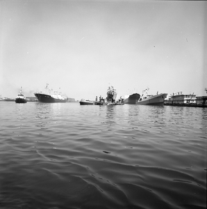 42081 Gezicht op de Buitenhaven, diverse schepen met bestemming NV Haven van Vlissingen en Steenkolen Handelvereeniging ...