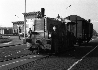 42102 Rangeerlocomotief NS Locserie 200, ook aangeduid als SIK, van de Nederlandse Spoorwegen bij de Keersluisbrug in ...