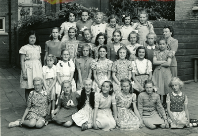42109 Klas 5 van de Rooms-katholieke meisjesschool, Breestraat 8. Bovenste rij van l. naar r.: Ria Warren, Tilly ...