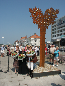 42117 Onthulling van de Levensboom op Boulevard Evertsen, gemaakt door beeldend kunstenares Marte Röling. Het stalen ...