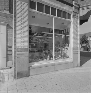 42121 Winkel in huishoudelijke artikelen in de (Verlengde) Nieuwstraat, hoek Hendrikstraat, gezien vanaf de Hendrikstraat