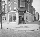 42122 Winkel in huishoudelijke artikelen in de (Verlengde) Nieuwstraat, hoek Hendrikstraat, gezien vanaf de Hendrikstraat