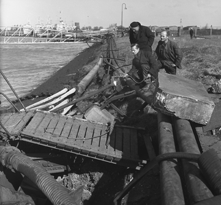 42314 Nadat vorig jaar (24 juli 1966) een aanlegponton van het tank- en bunkerstation Steenkolen Handelsvereniging ...