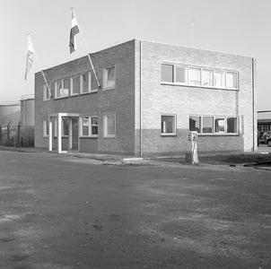 42373 Nieuw kantoor van het tank- en bunkerstation Steenkolen Handelsvereniging (SHV) aan de Oosterhavenweg, de ...