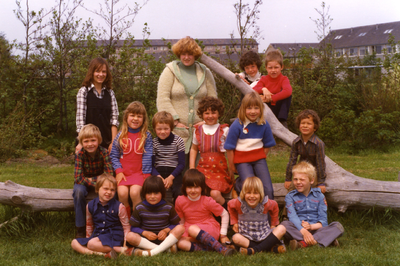 42415 Kinderen van kleuterschool de Vliedberg aan de Savornin Lohmanlaan in de wijk Paauwenburg