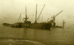 42438 Berging van het Noorse schip Tylsa, bouwjaar 1911, 4676 brt. Het schip liep op 7 augustus 1914, op weg naar ...