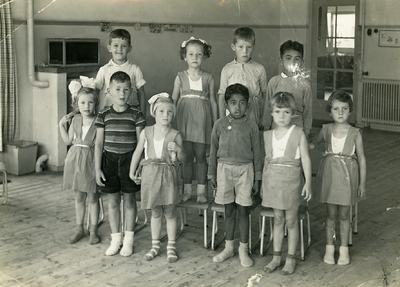 42439 Klasje van de Prinses Margrietkleuterschool aan de Minister Lelystraat.Eén van de kinderen is Benny de Lima.