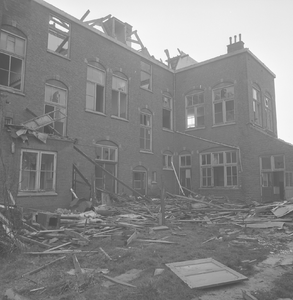 42481 De Badhuisstraat, sloop van het voormalige Burger Weeshuis (van 1901-1921), gezien vanaf de achterzijde. Later ...