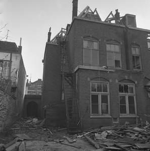 42482 De Badhuisstraat, sloop van het voormalige Burger Weeshuis (van 1901-1921), gezien vanaf de achterzijde. Later ...