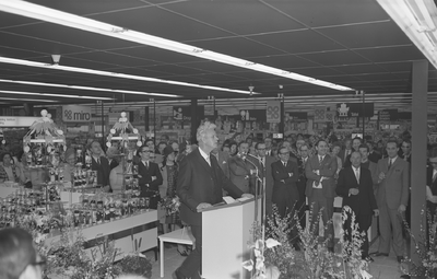42544 Officiële opening door burgemeester Roemers van de supermarkt / warenhuis Miro aan de Gildeweg in Vlissingen op ...