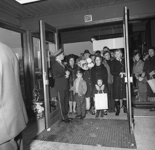 42546 Officiële opening van de supermarkt / warenhuis Miro aan de Gildeweg in Vlissingen op 23 maart 1971