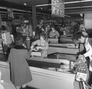 42547 Officiële opening van de supermarkt / warenhuis Miro aan de Gildeweg in Vlissingen op 23 maart 1971