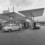 42548 Het benzine tankstation van supermarkt / warenhuis Miro op het parkeerterrein aan de Gildeweg in Vlissingen