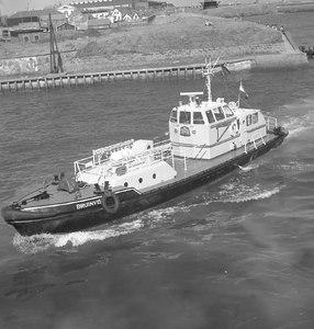 42595 De redeafhaalboot Bruinvis van het Nederlands Loodswezen vaart de Voorhaven in.