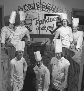42602 De koks van rôtisserie de Put , in het Strandhotel op Boulevard Evertsen. Boven van l. naar r.: Peter Vermeulen, ...