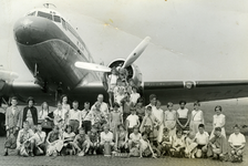 42665 Klas 5 en 6 van de Bouwen Ewoutschool op schoolreis naar Schiphol.Onder de propellor staan: Marja van Keulen en ...