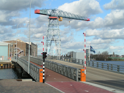 42685 De brug over de Dokhaven van de Kon. Scheldegroep. De brug verbindt de Koningsweg met de Commandoweg. Met deze ...
