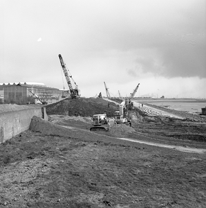 42757 Verbreding en verzwaring van de Eilanddijk, de dijk wordt op delta hoogte gebracht.De situatie op 8 dec. 1975 ter ...