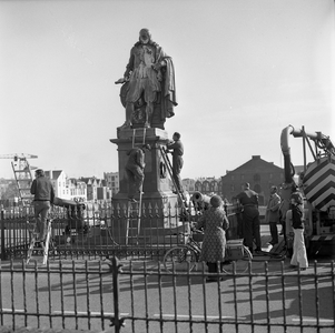 42786 In de nacht van woensdag op donderdag 29 april 1976 is het standbeeld van M.A. de Ruyter met gele menie beklad.In ...