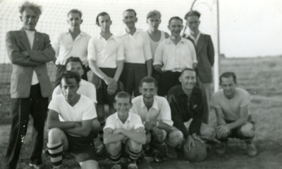 42931 Zomeravondvoetbalelftal van de Vlissingse bakkers op het voetbalveld bij het Havendorp langs de spoorlijn.De ...