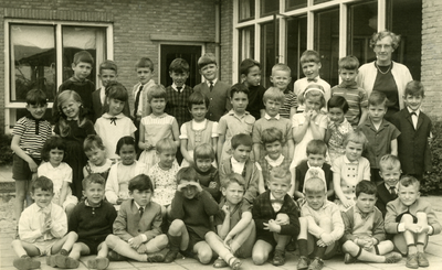 43131 De kinderen van kleuterschool de Iris aan de Willem Roelofszlaan, schooljaar 1965. Rechts staat het hoofd van de ...