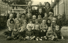 43132 De kinderen van kleuterschool de Iris aan de Willem Roelofszlaan, schooljaar 1964. Rechts boven staat juffrouw Egberts