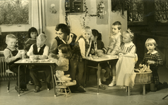 43133 De kinderen van kleuterschool de Iris aan de Willem Roelofszlaan, schooljaar 1964. In het midden zit juffrouw Egberts