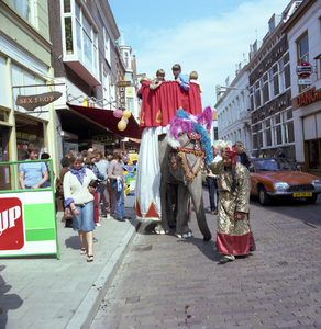 43164 Olifant van het T & T circus op de Nieuwendijk, ter gelegenheid van de voorstellingen van het circus in het Nollebos