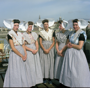 43178 Zeeuwse klederdracht, groepsfoto vissersvrouwen bij de Voorhaven. Reclamefoto zeevishandel van de Gruiter