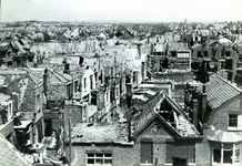 43198 Tweede Wereldoorlog. Verwoeste huizen na de tweede wereldoorlog gezien vanaf de RK kerk aan de Singel. Een groot ...