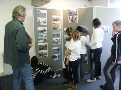 43293 Kunst- en cultuurdagen voor het basisonderwijs op 16 en 17 november 2006. Verschillende scholen bezochten het ...