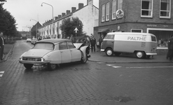 43320 Auto-ongeluk in de Bloemenlaan, hoek Hogeweg.