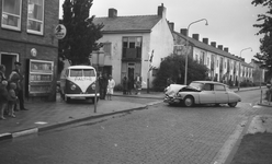 43321 Auto-ongeluk in de Bloemenlaan, hoek Hogeweg.
