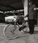 43345 Garage politiebureau in de Breestraat in Vlissingen. Agent toont fiets na vandalisme