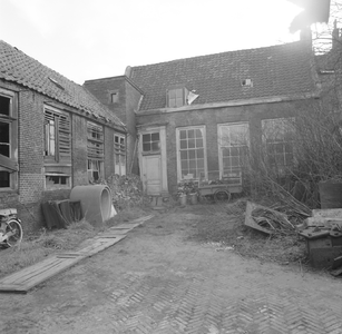 43367 Achterzijde van het politiebureau in de Breestraat in Vlissingen. Het opslagterrein van de Gemeentepolitie aan ...