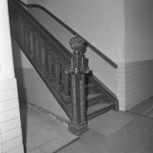 43369 De fraaie houten trap in het oude politiebureau in de Breestraat in Vlissingen, gebouwd in 1910