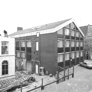 43431 Na de bouw van het nieuwe politiebureau in de Molenstraat, hoek Breestraat in Vlissingen, wordt het oude gebouw ...