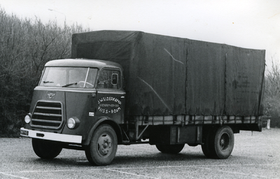 43531 Vrachtauto ( kipper ) van het transportbedrijf J.W. Elderkamp.Het bedrijf vestigde zich in 1948 vanuit Rotterdam ...