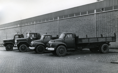 43532 Een viertal vrachtauto's ( kippers ) van het transportbedrijf J.W. Elderkamp.Het bedrijf vestigde zich in 1948 ...