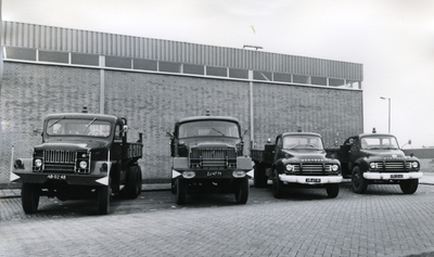 43533 Een viertal vrachtauto's ( kippers ) van het transportbedrijf J.W. Elderkamp.Het bedrijf vestigde zich in 1948 ...