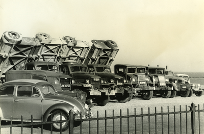 43536 Vrachtauto's van het transportbedrijf J.W. Elderkamp op het Keizersbolwerk, Boulevard de Ruyter.Het bedrijf ...