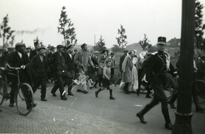 43548 Staking bij de Kon. Mij. De Schelde van 25 mei-1 oktober 1928. Op de Singel worden werkwilligen begeleid door ...