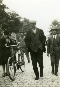 43553 Staking bij de Kon. Mij. De Schelde van 25 mei-1 oktober 1928. In de Van Dishoeckstraat worden werkwilligen ...