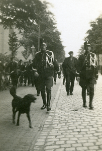 43554 Staking bij de Kon. Mij. De Schelde van 25 mei-1 oktober 1928. Werkwilligen worden begeleid door politie en ...